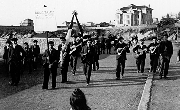 Imagen principal - Una banda hace una cuestación en Getxo con una pancarta: «Solicitamos la caridad de todos para aliviar a las familias de los náufragos del Desierto». Detalle de la esquela publicada en la prensa y placa en el cementerio de Erandio. 
