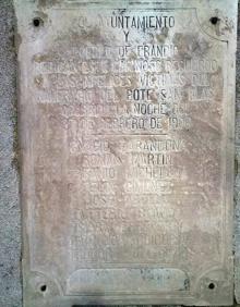 Imagen secundaria 2 - Una banda hace una cuestación en Getxo con una pancarta: «Solicitamos la caridad de todos para aliviar a las familias de los náufragos del Desierto». Detalle de la esquela publicada en la prensa y placa en el cementerio de Erandio. 