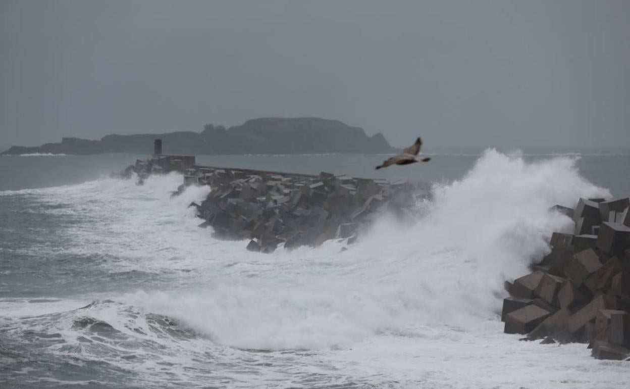 Fuerte oleaje ayer en Bermeo.