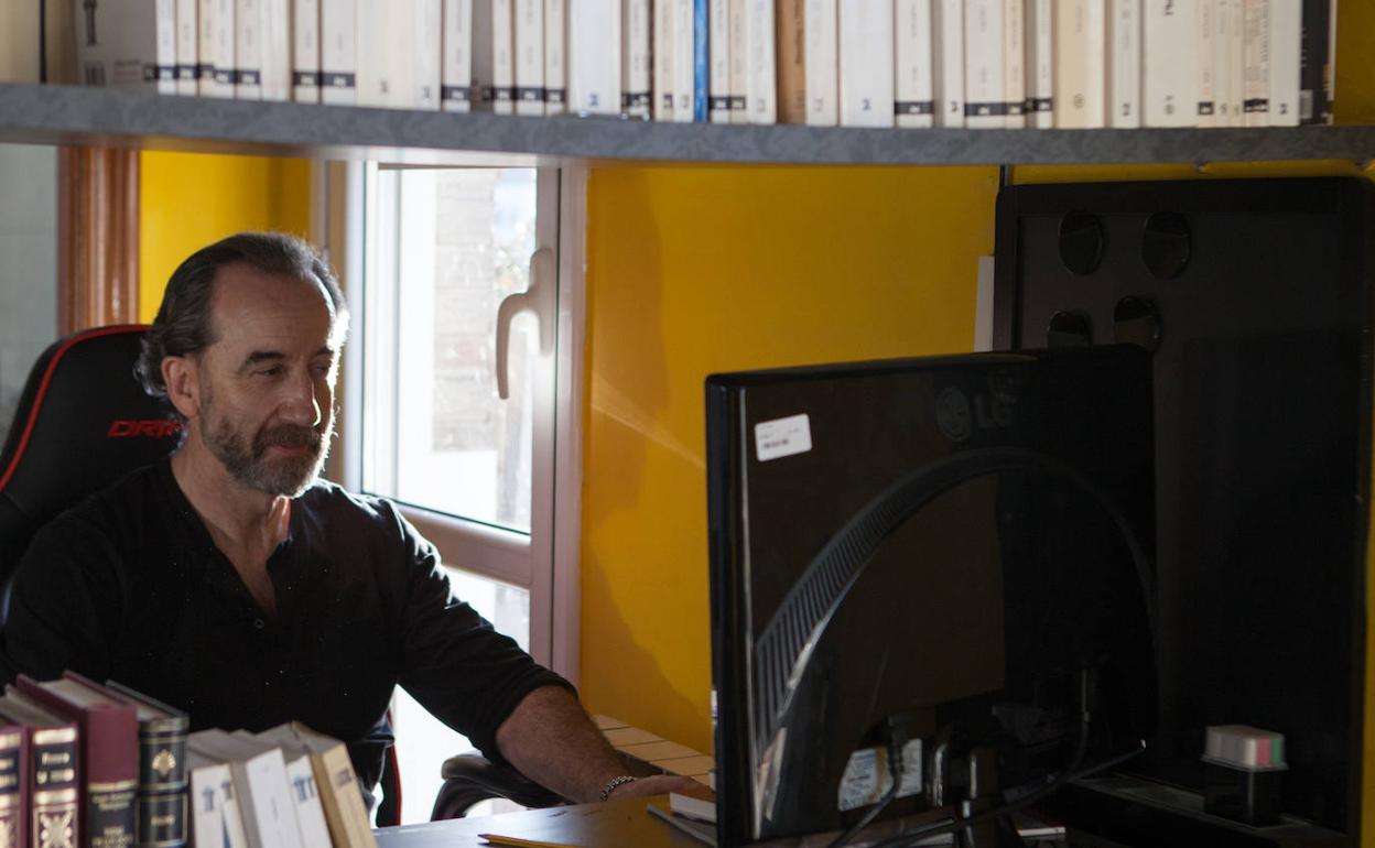 El escritor Enrique Santamaría, con su ordenador.