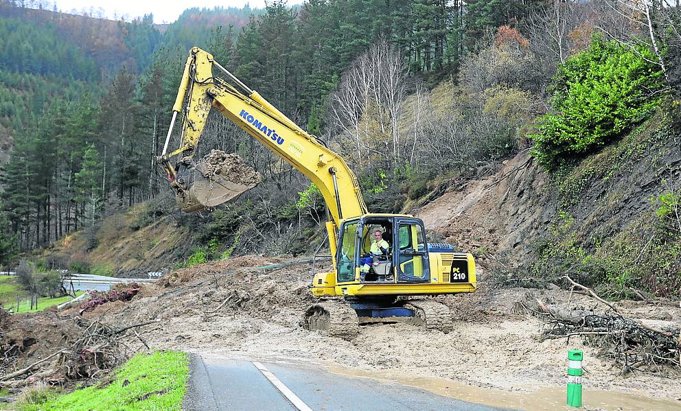 Trabakua. Más de mil metros cúbicos de ladera se desplomaron sobre la carretera. 