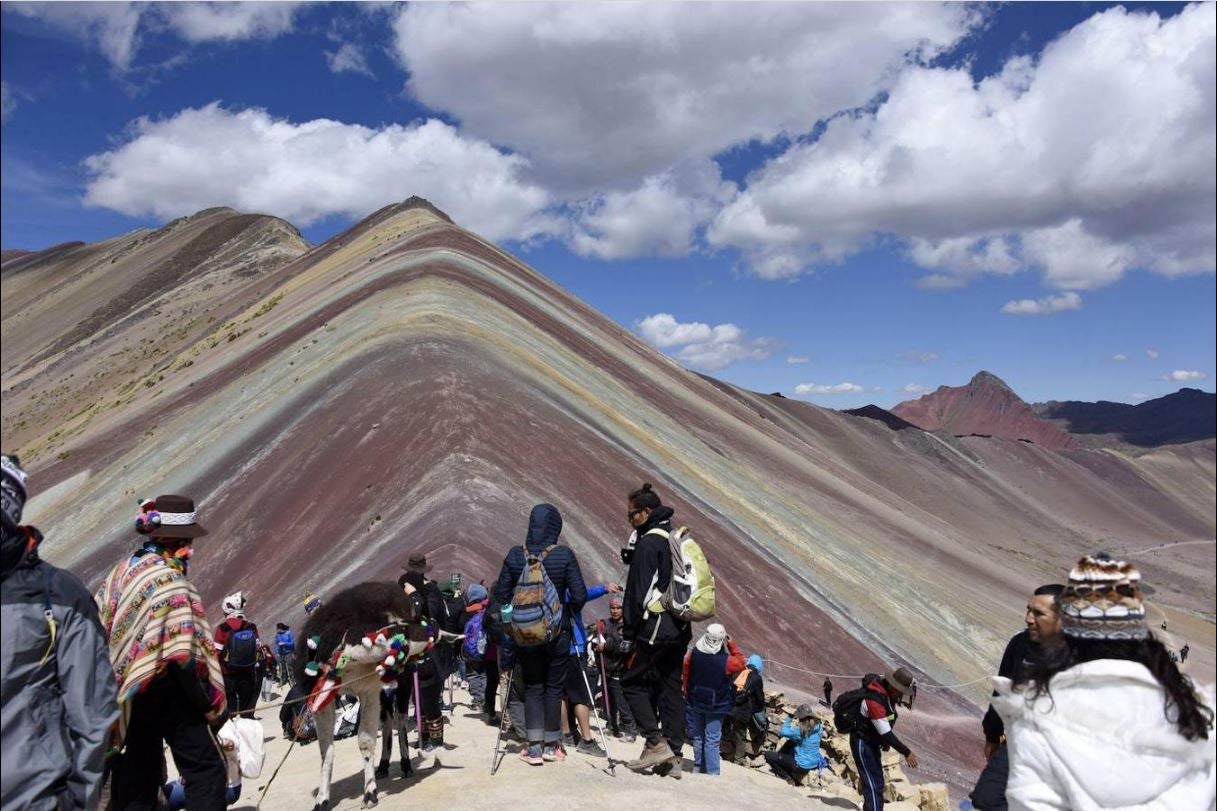 Montaña de los siete colores (Perú): La montaña de los 7 colores es una de las más impresionantes y más bonitas del mundo. Se encuentra situada a 5.200 metros sobre el nivel del mar y en la Cordillera del Vilcanota en el distrito de Pitumarca. Sus laderas y cumbres teñidas por franjas de tonos turquesa, rojo, lavanda, fucsia, amarillo o incluso dorado consiguen crear uno de los espectáculos visuales más bellos y fotografiados del mundo. Una composición de colores que se deben a la composición de minerales que tiene y que provienen de arcillas rojas, fangolitas, arenisca cuarzosa, filitas o por sus areniscas calcáreas ricas en minerales sulfurados que son las causantes por ejemplo de los tonos amarillos.