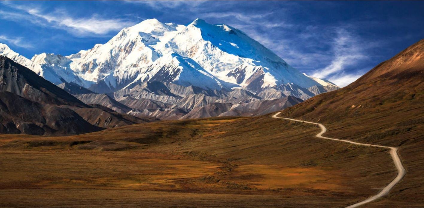 Monte Denali (Alaska): El pico McKinley o Denali, así es como se conoce a la montaña más alta de Estados Unidos y de toda América del norte con sus 6.168 metros de altitud. Un lugar que a lo largo de la historia ha sido considerado como sagrado por las tribus indígenas de Alaska y cuya primera ascensión fue realizada en 1913 por un misionero y explorador angloamericano, Hudson Stuck. Por su proximidad al Círculo Polar Ártico también se trata de una de las montañas más gélidas del planeta.