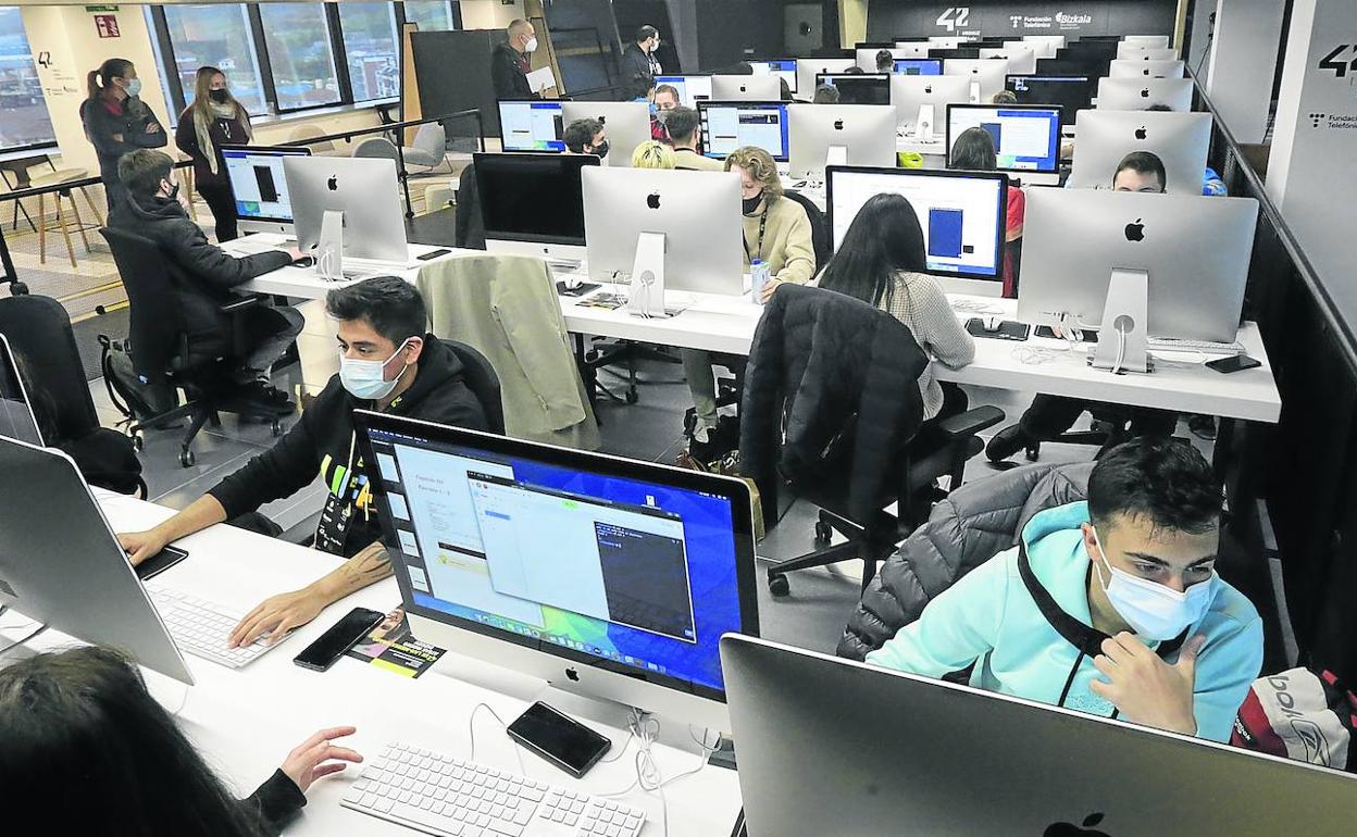 El grupo de jóvenes que participó ayer en la prueba de programación organizada por 42 Urduliz, en sus instalaciones de la torre de Mecánica de la Peña. 