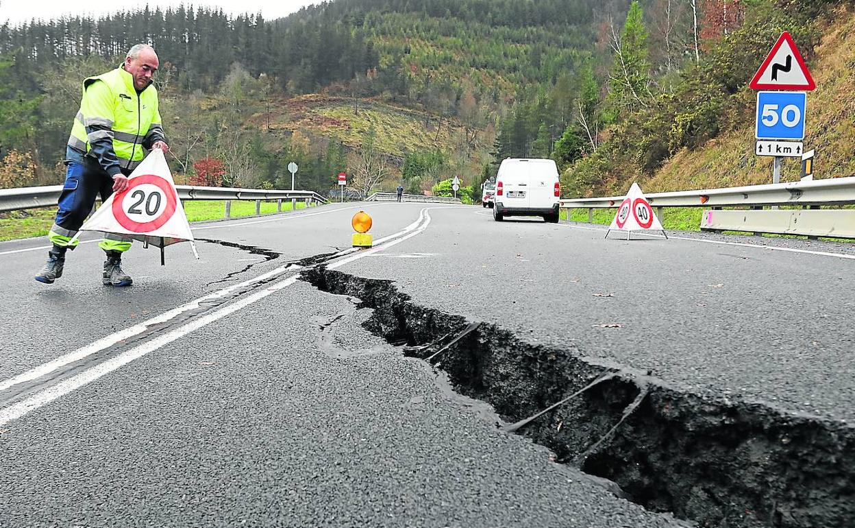 Grietas. Una gran cicatriz inhabilitó el tráfico en Trabakua. 