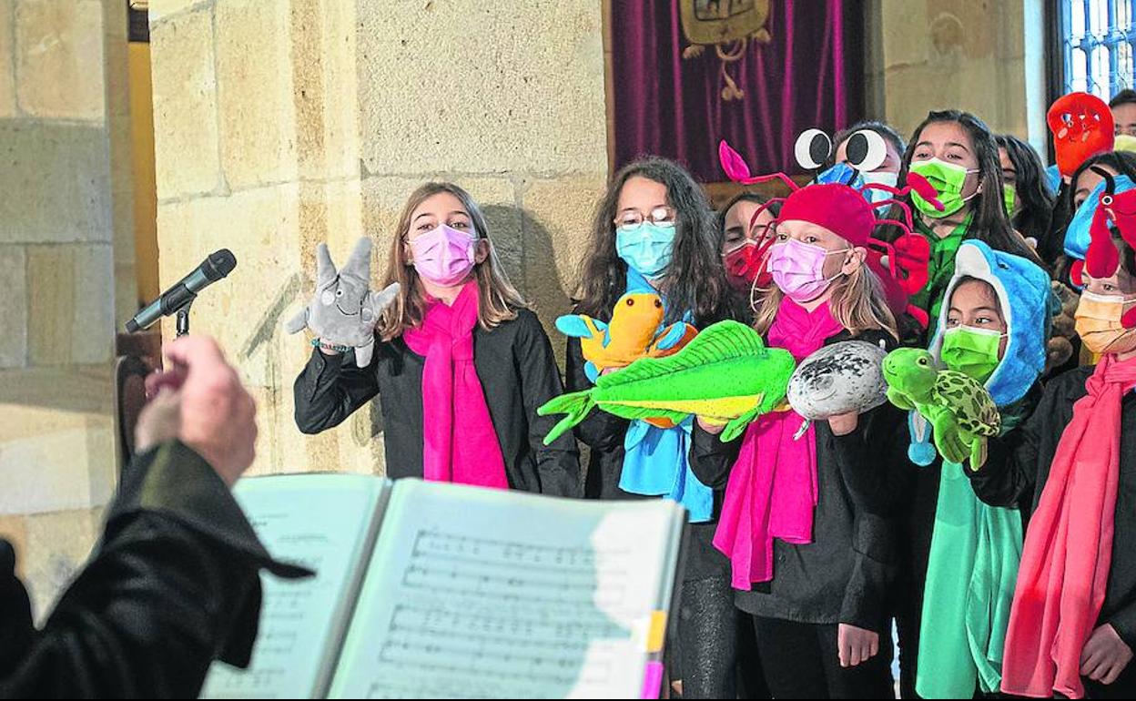 La celebración concluyó con la actuación de la coral de niños Lilura Abesbatza, de Getxo. 