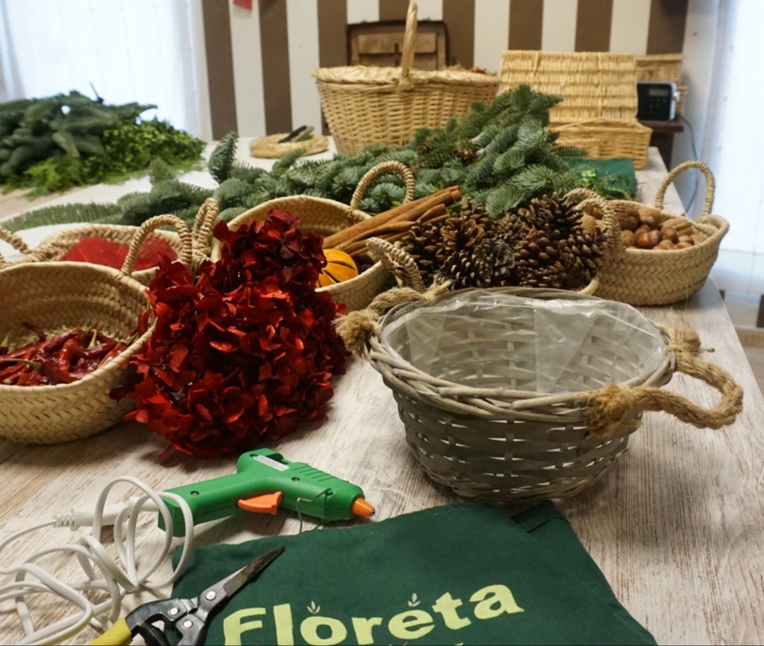 Fotos: Las claves de una florista de Artaza para hacer una corona de Navidad paso a paso