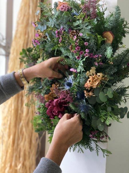 Fotos: Las claves de una florista de Artaza para hacer una corona de Navidad paso a paso