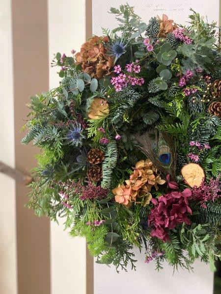 Fotos: Las claves de una florista de Artaza para hacer una corona de Navidad paso a paso