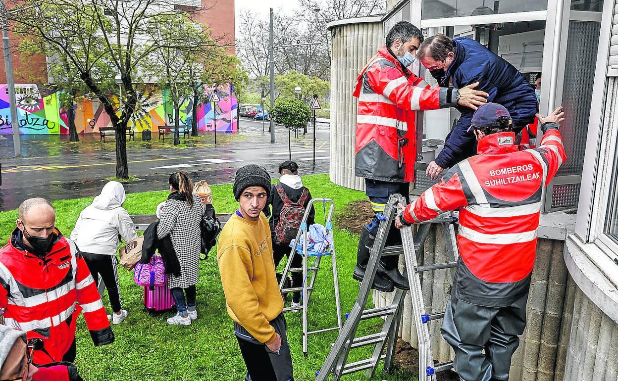 28 vitorianos fueron desalojados de sus viviendas en Abetxuko por las inundaciones. 