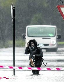 Imagen secundaria 2 - Arriba, imagen del desalojo de Antonia Lozano. Abajo, el centro cívico Abetxuko por el que pasaron los evacuados e imagen de una vecina en Asteguieta. 