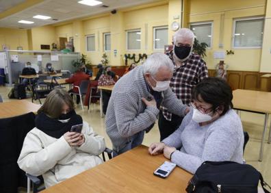 Imagen secundaria 1 - Arriba, imagen del desalojo de Antonia Lozano. Abajo, el centro cívico Abetxuko por el que pasaron los evacuados e imagen de una vecina en Asteguieta. 