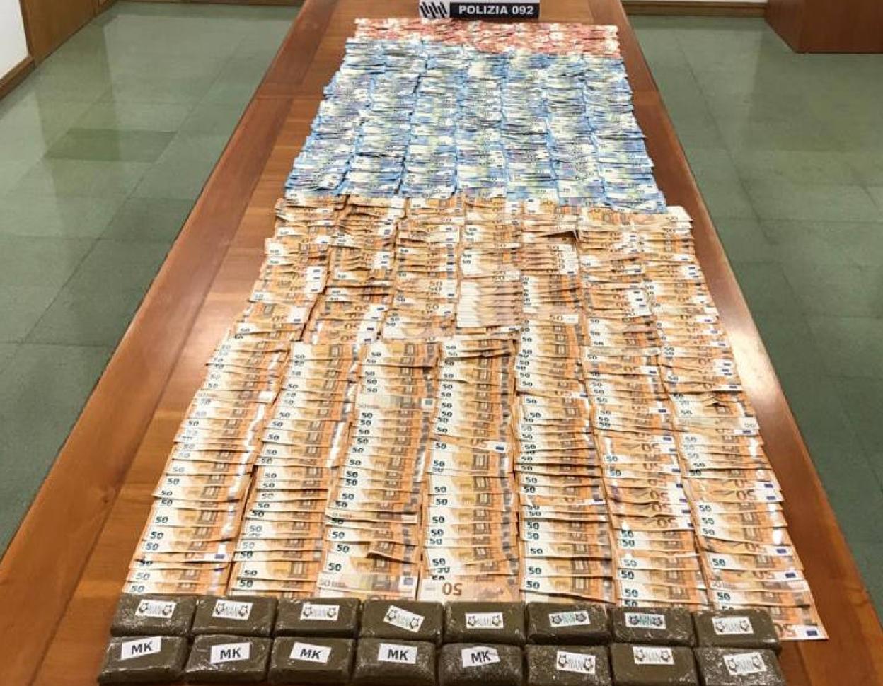 El dinero y el hachís incautados por la Policía Local de Vitoria.