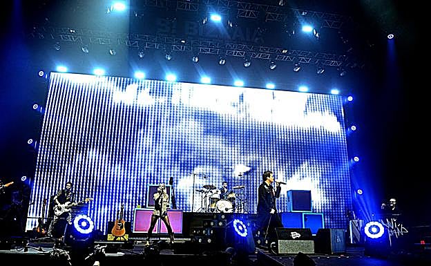 El septeto, con la corista y guitarrista Cris Méndez. 