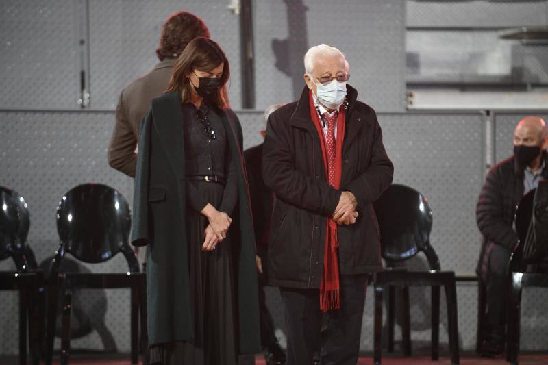El padre Ángel junto a Alba Santana, hija del tenista fallecido.