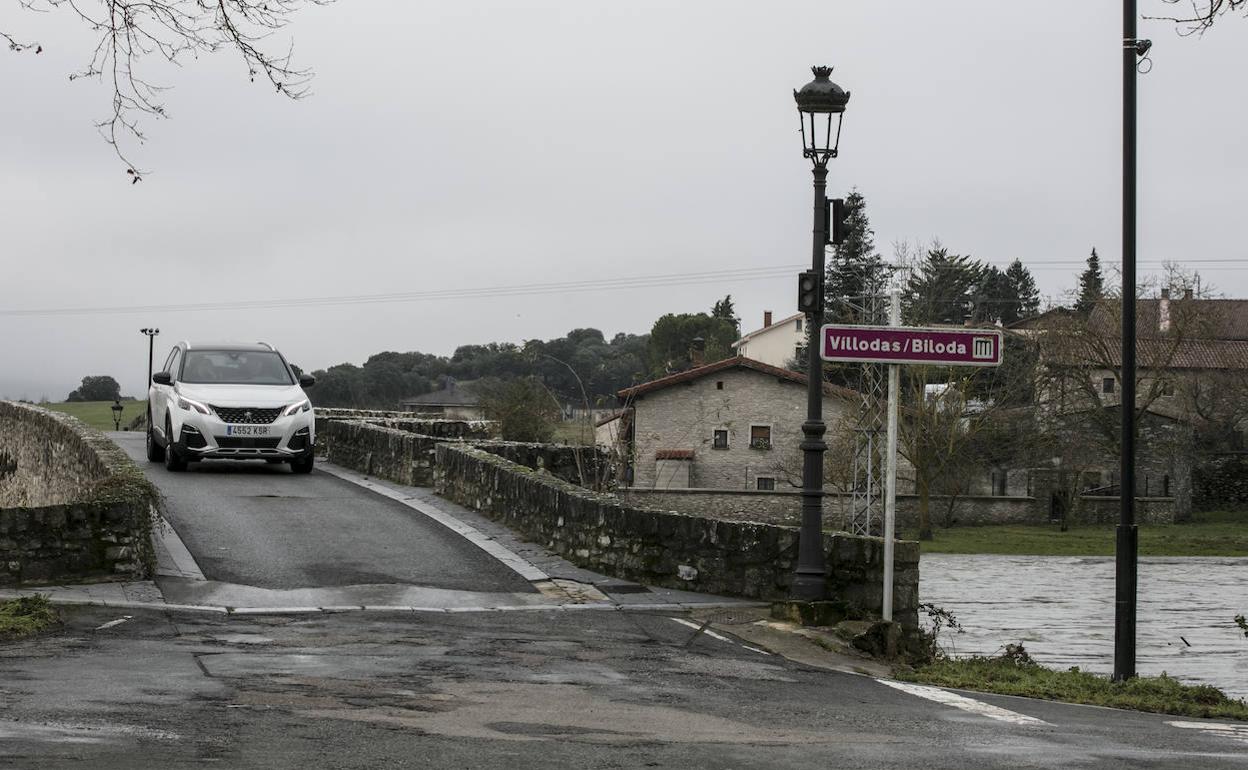 Víllodas ha dejado de ser este lunes un pueblo aislado por el desbordamiento del Zadorra.