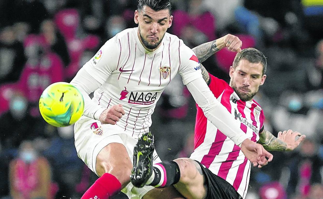Rafa Mir e Iñigo Martínez, en una jugada del partido disputado en San Mamés. 