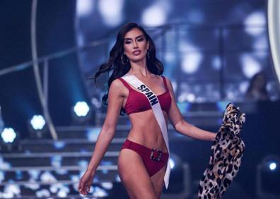 Imagen secundaria 1 - Arriba, las tres finalistas, las representantes de Sudáfrica, India y Paraguay. Abajo, Miss España, Sarah Loinaz, y el momento de la coronación. 