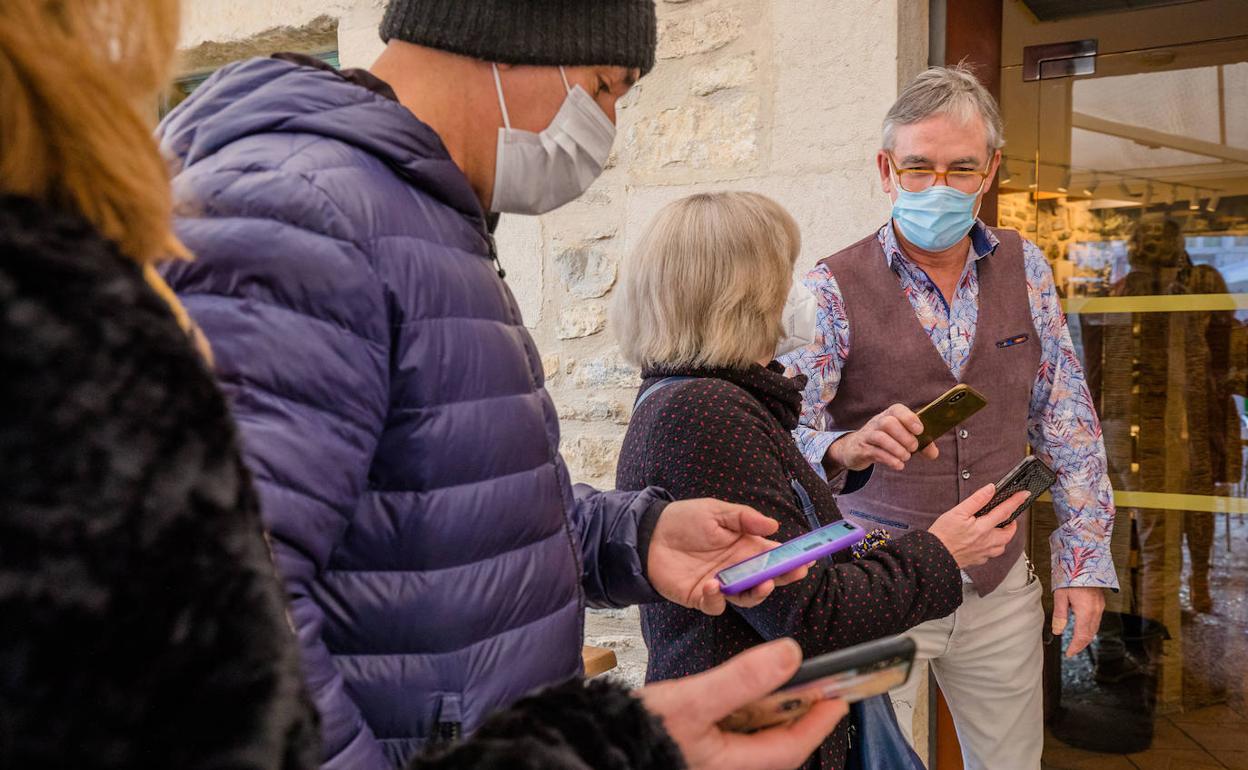 La Fiscalía vasca apoya la extensión del pasaporte covid a toda la hostelería y eventos culturales