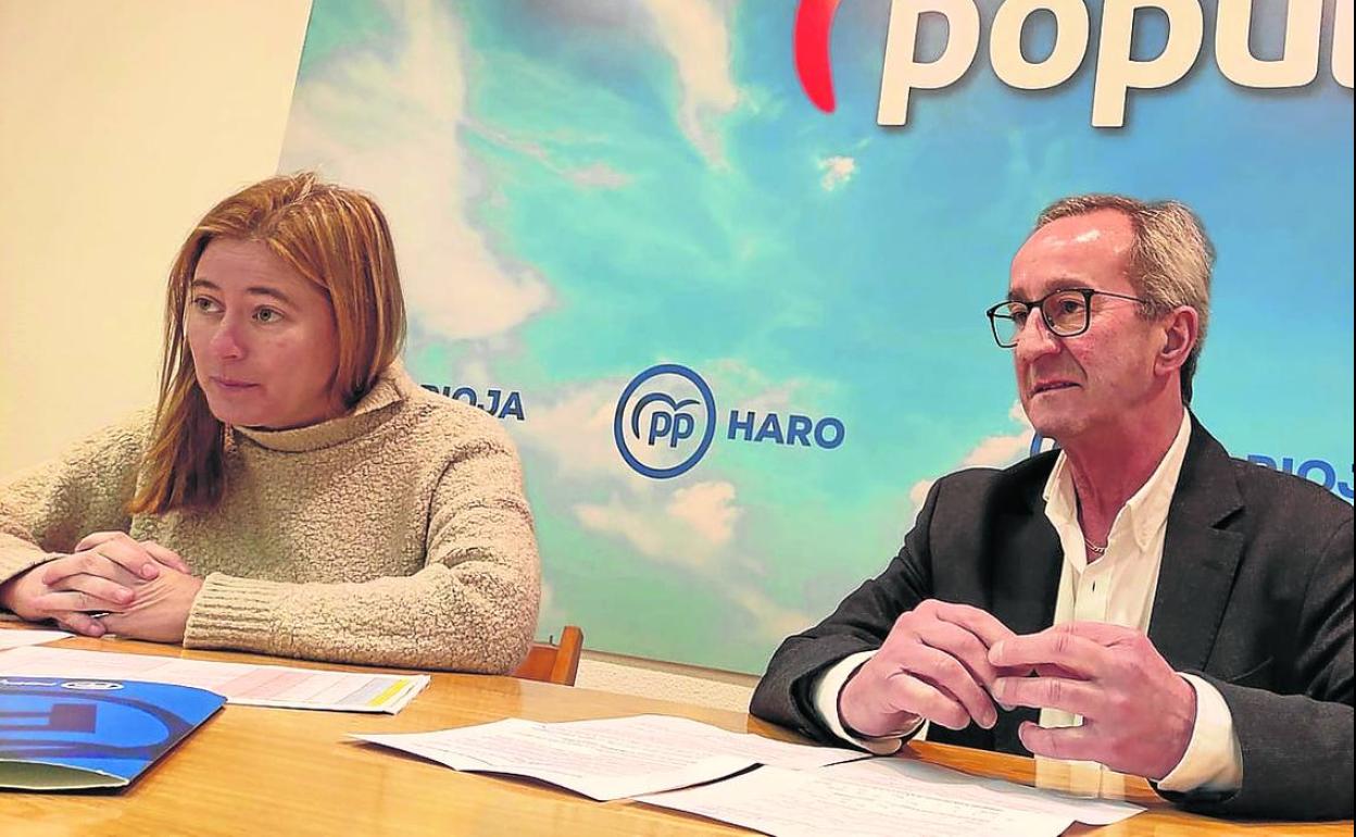 Noemí Manzanos y Alberto Olarte durante el desarrollo de la rueda de prensa ofrecida en Haro. 