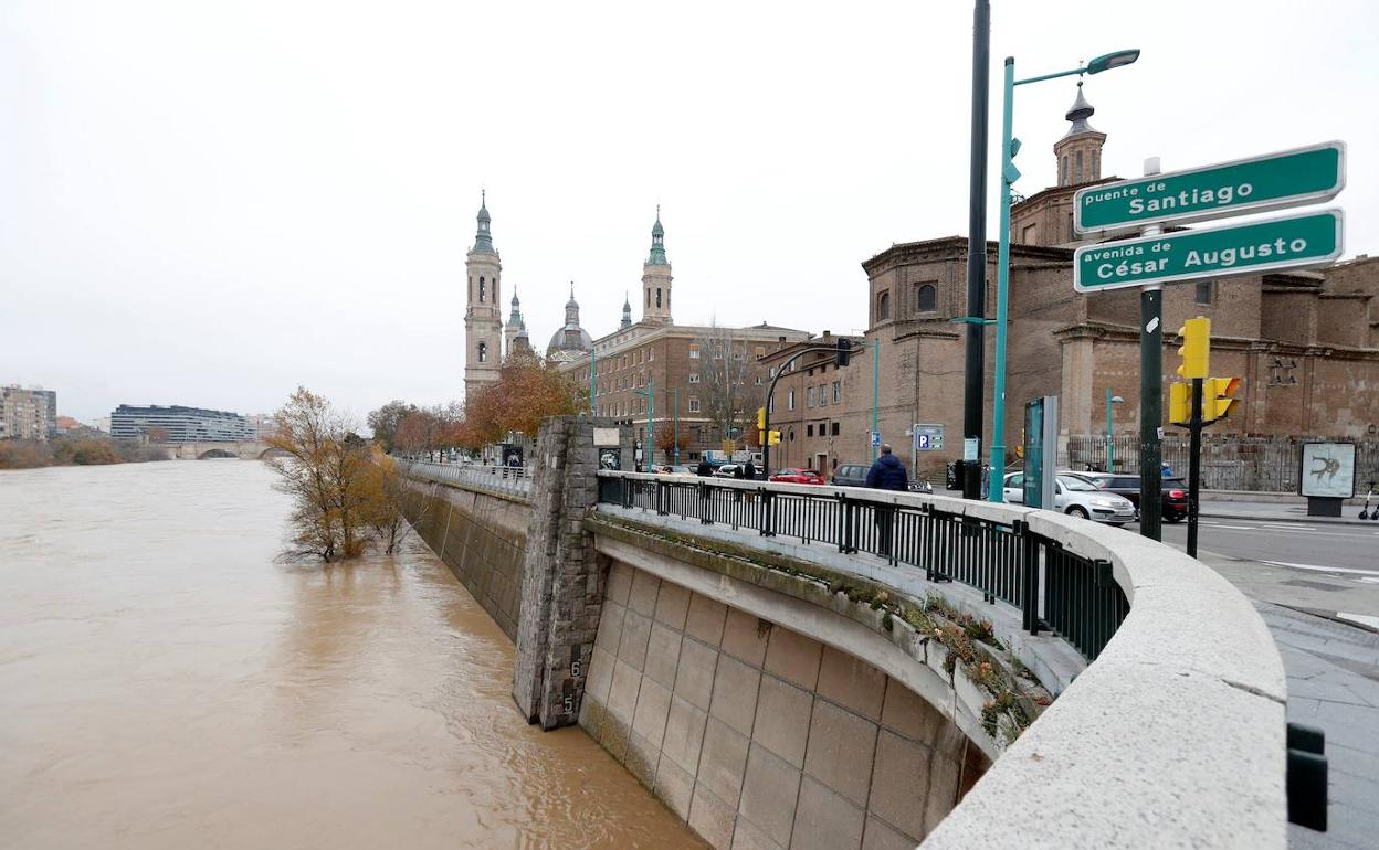 Vista del río Ebro desde el Puente de Santiago, en la ciudad de Zaragoza. 