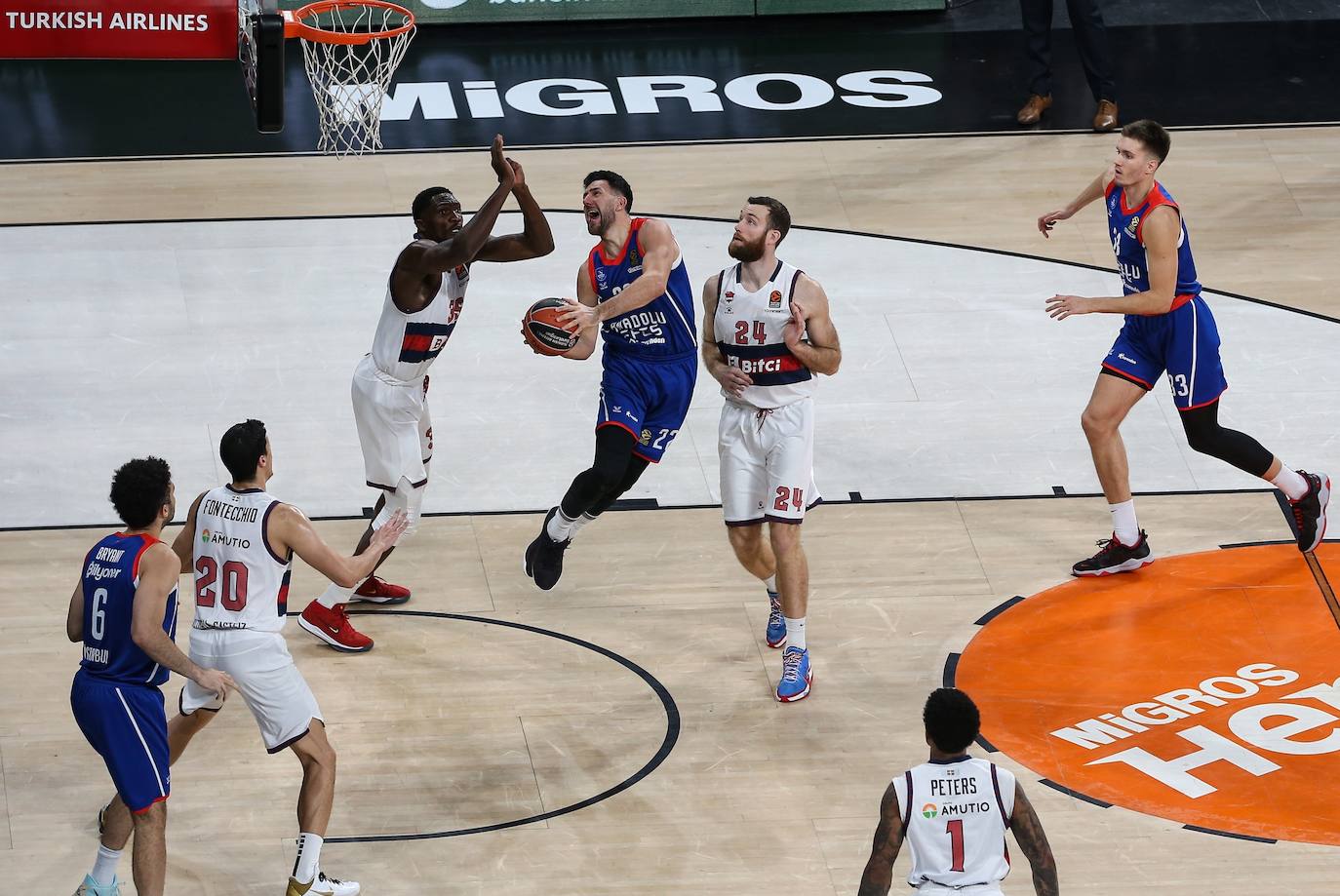 Fotos: Las mejores imágenes del Anadolu Efes - Baskonia