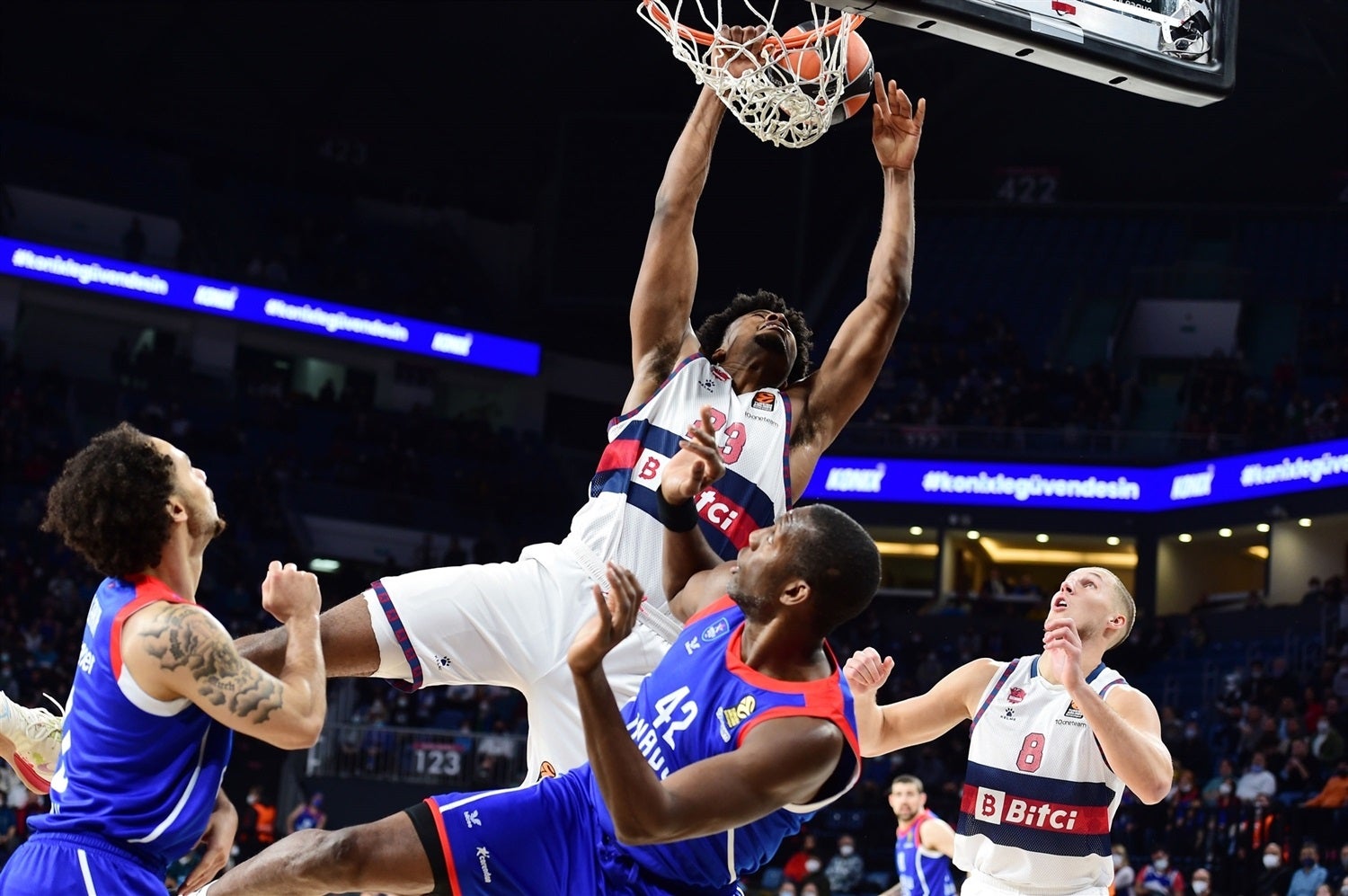Fotos: Las mejores imágenes del Anadolu Efes - Baskonia