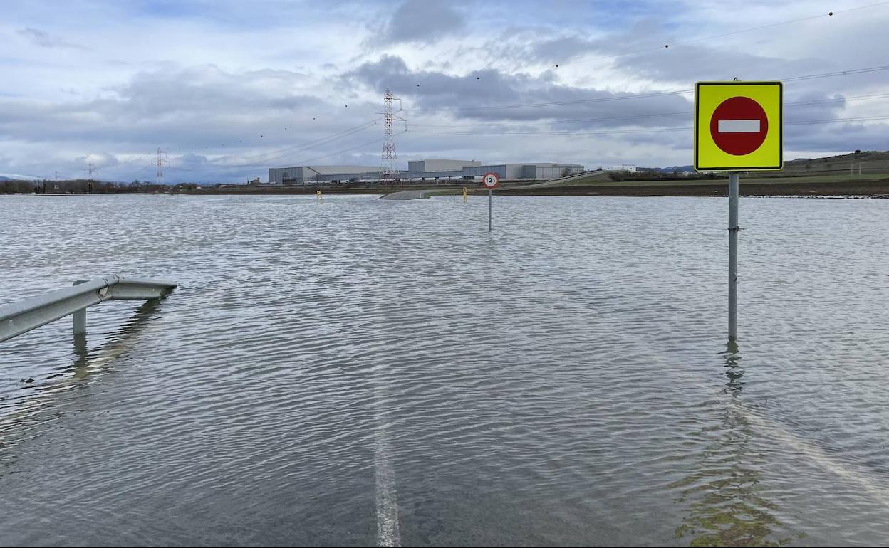 La carretera que conecta Víllodas con Júndiz permaneció anegada.