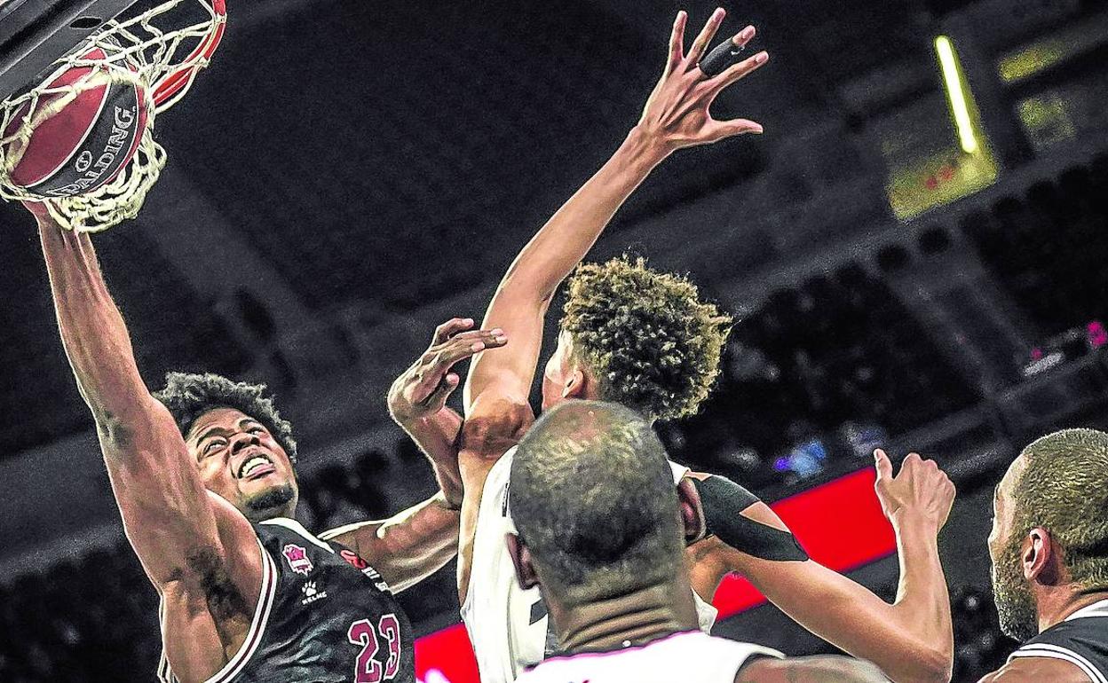 Steven Enoch machaca el aro del Asvel ante el joven Victor Wembayama durante el último duelo de la Euroliga disputado en el Buesa Arena. 