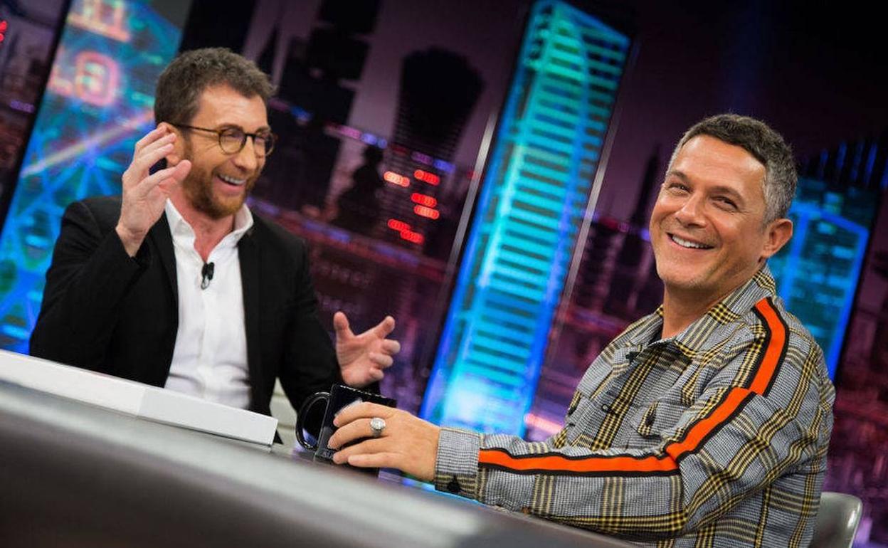 El Hormiguero: Alejandro Sanz hace pesas escuchando como Arguiñano corta «ajitos y cebollitas»