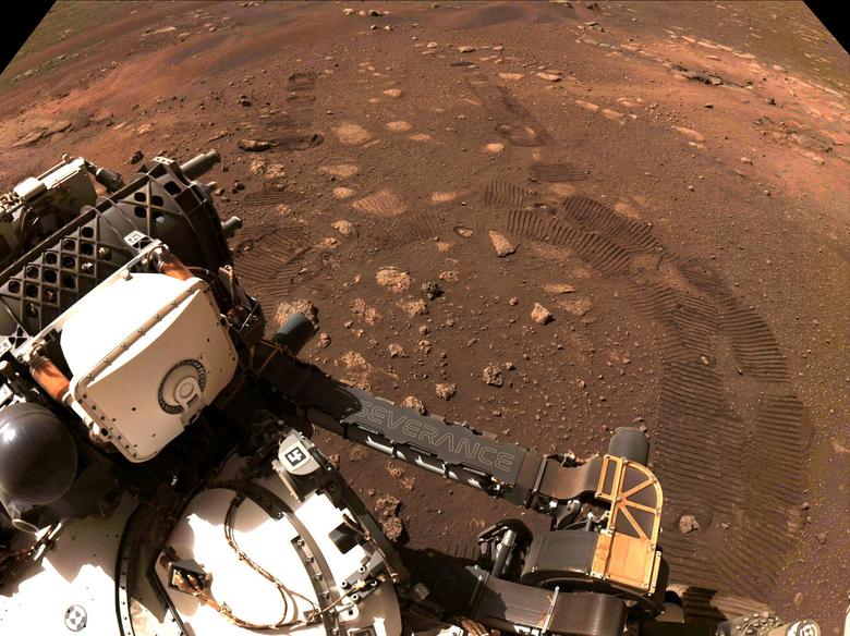 Las huellas de las ruedas quedan en el suelo del cráter Jezero en Marte, mientras el rover Perseverance de la NASA avanza sobre la superficie marciana por primera vez, el 4 de marzo.