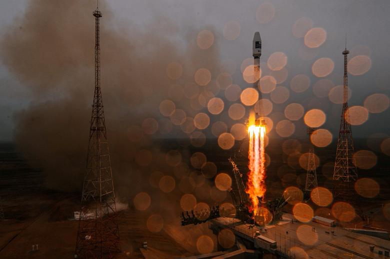 Un cohete ruso Soyuz-2.1a con una etapa superior Fregat y 38 satélites de 18 países despega de una plataforma de lanzamiento durante una lluvia en el cosmódromo de Baikonur, Kazajstán, el 22 de marzo.