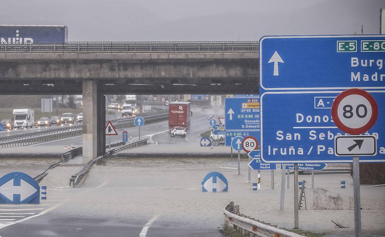 El acceso a la N-622 sufrió graves afecciones y permaneció cerrado hasta la noche del domingo.
