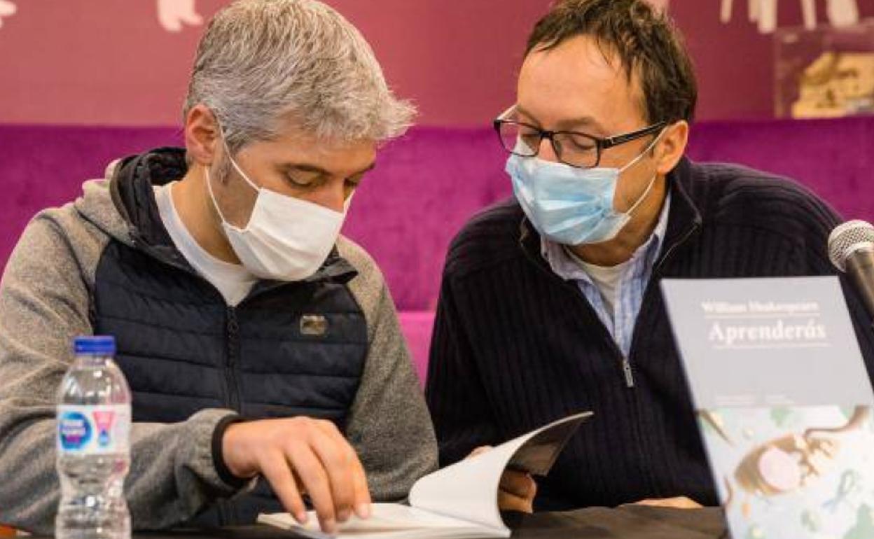 Raúl Montero, autor de 'Aprenderás', junto a Fran Saure, director de la editorial Saure. 