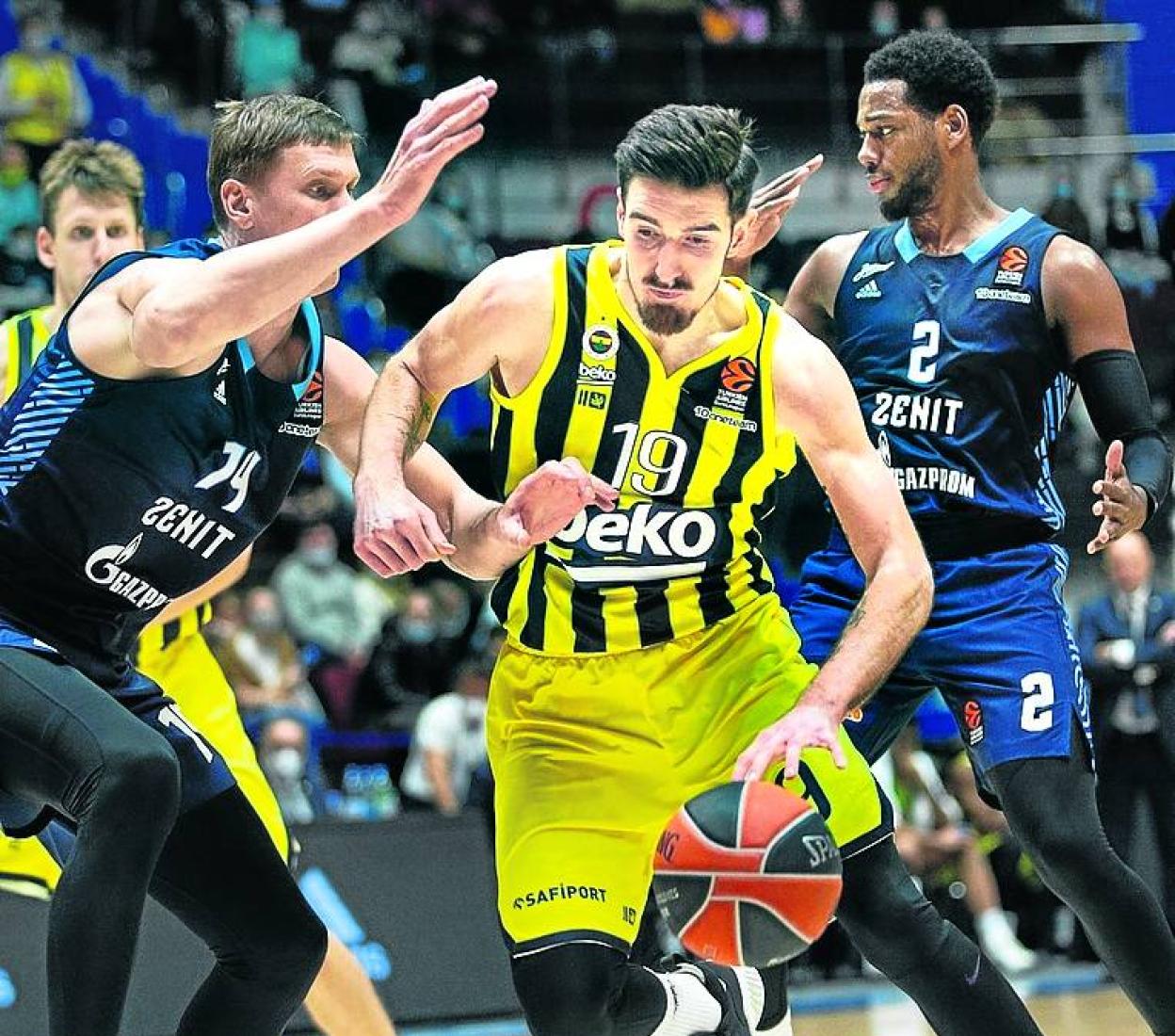 Nando De Colo trata de romper la defensa del Zenit. 