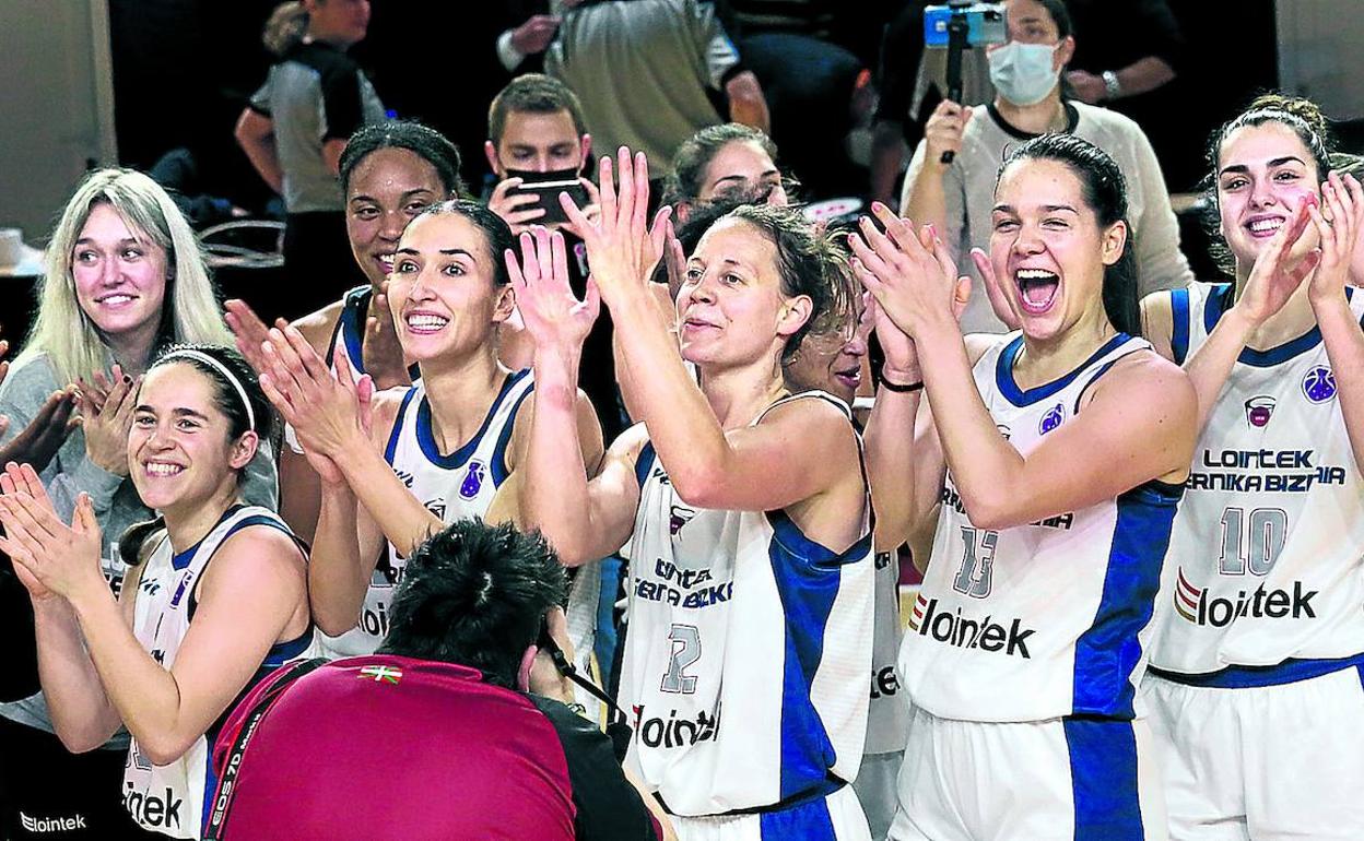 Las jugadoras del Lointek Gernika aplauden a su afición en Maloste después de haber ofrecido un partido sobresaliente. 