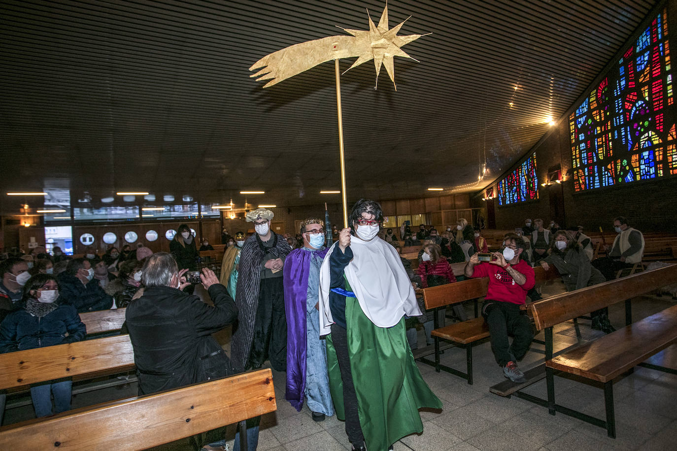 Los Reyes Magos llevan sus regalos al Niño Jesús.