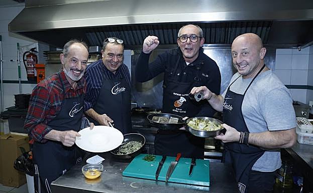 Tomás Rojo, Mikel Urteaga, Roberto Cruz e Iván Saldaña, muestran su 'joya' de la corona.