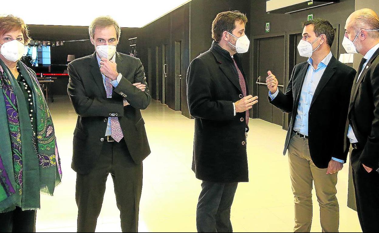 Ana Urquijo, Josu Arteta, Aner Uriarte, Gorka Cubes y Aitor Elizegi, los miembros de la comisión. 