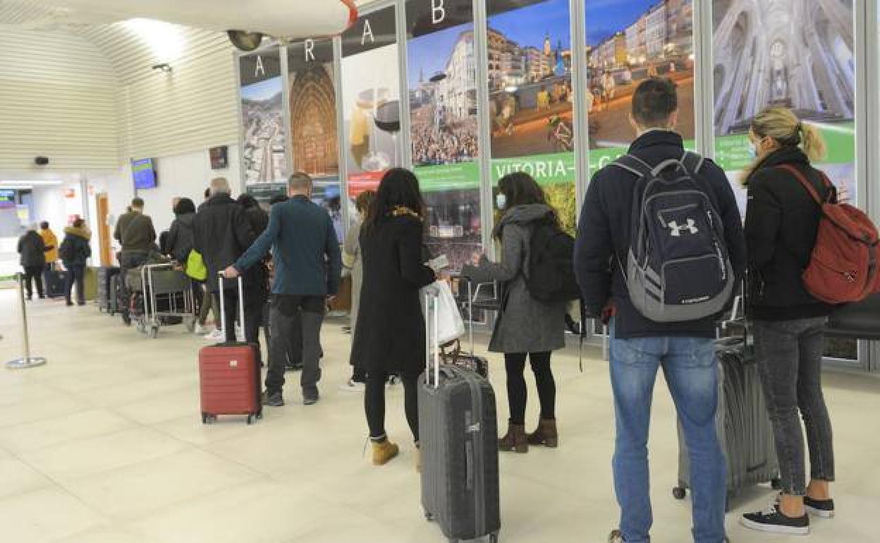 Los pasajeros tuvieron que esperar hasta tres horas para poder facturar en el arranque del puente.