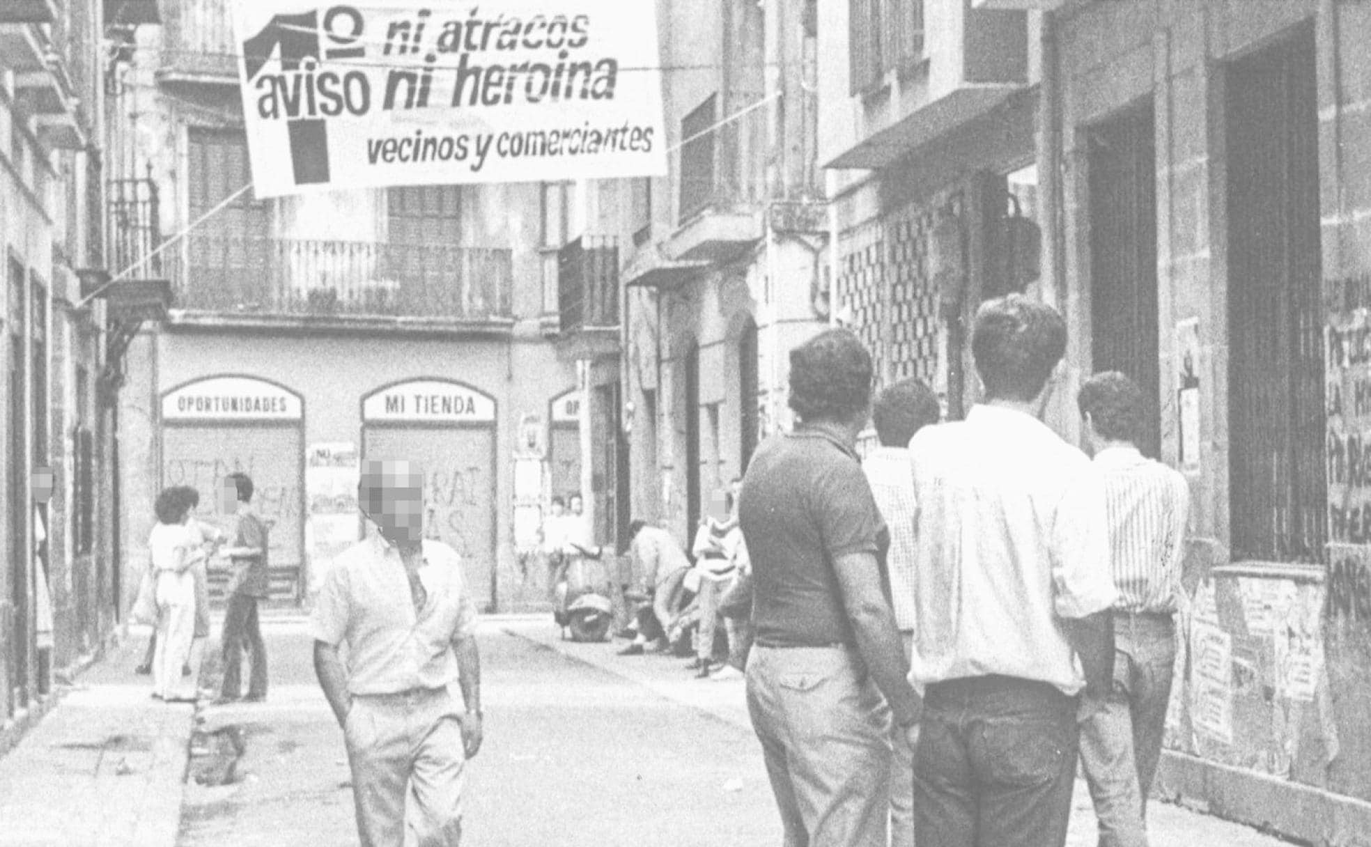 Barrenkale, en el Casco Viejo de Bilbao, en los años ochenta, con una pancarta colocada por vecinos y comerciantes, afectados por el consumo de drogas.