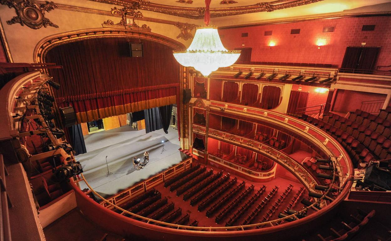 Vista interior desde una de las gradas altas del Teatro Principal de Vitoria.