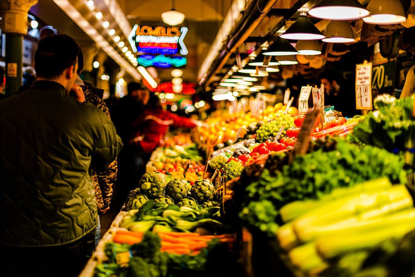 En la actualidad los mercados también se han convertido en auténticos centros gastronómicos, haciendo que en pleno siglo XXI estén viviendo una segunda juventud gracias a la oportunidad que nos dan de contemplar su arquitectura brillante, probar in-situ productos delicatessen o relajarnos en unos de sus puestos de comida mientras disfrutamos de unas tapas y un buen vino. Desde el buscador de alquileres vacacionales Holidu se han encargado de elaborar un estudio para descubrir cuáles son los mejores mercados de España donde llenar la cesta de la compra navideña a un precio razonable: