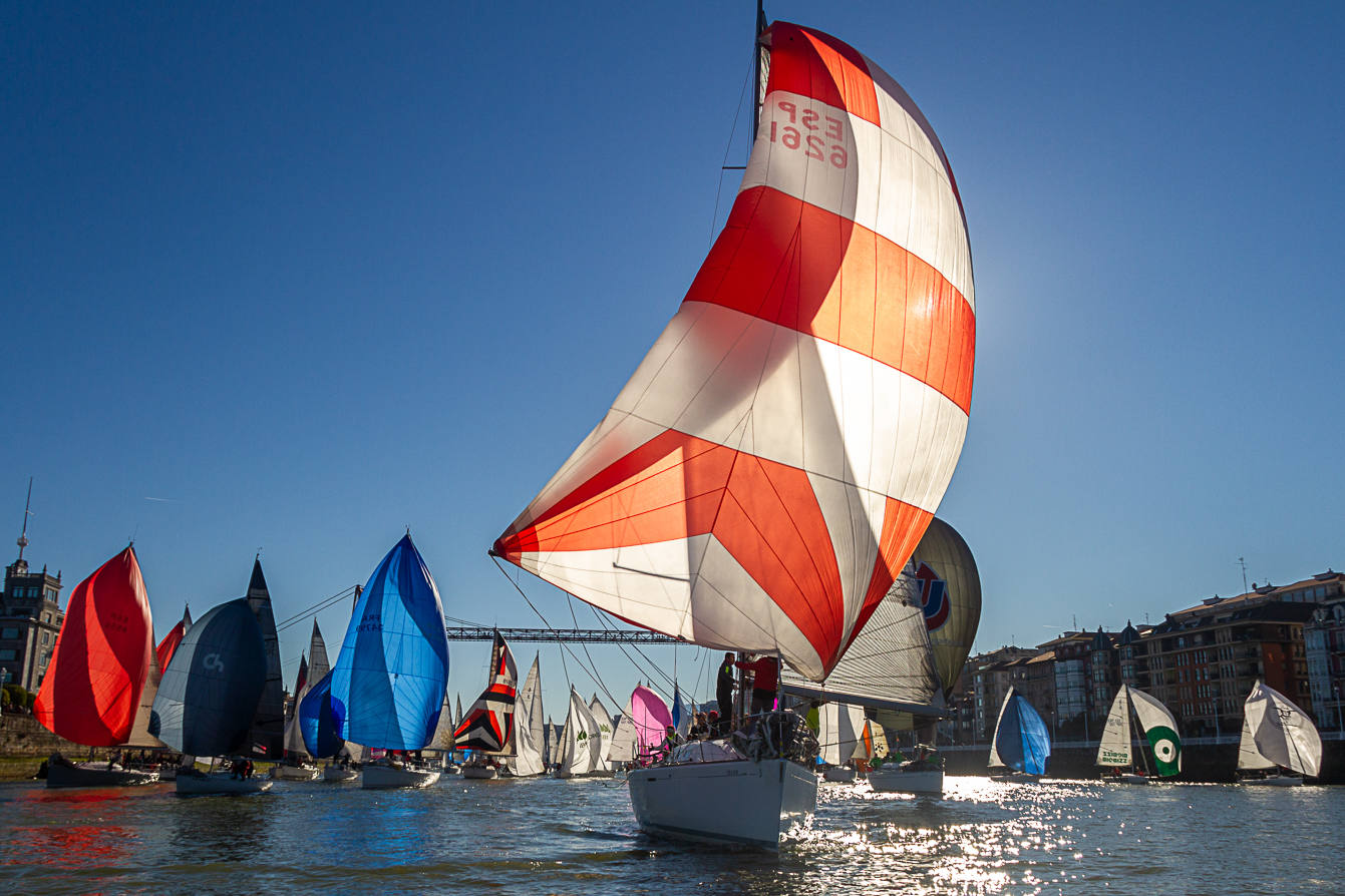 Fotos: La magia de la Regata del Gallo vuelve al Puente Colgante