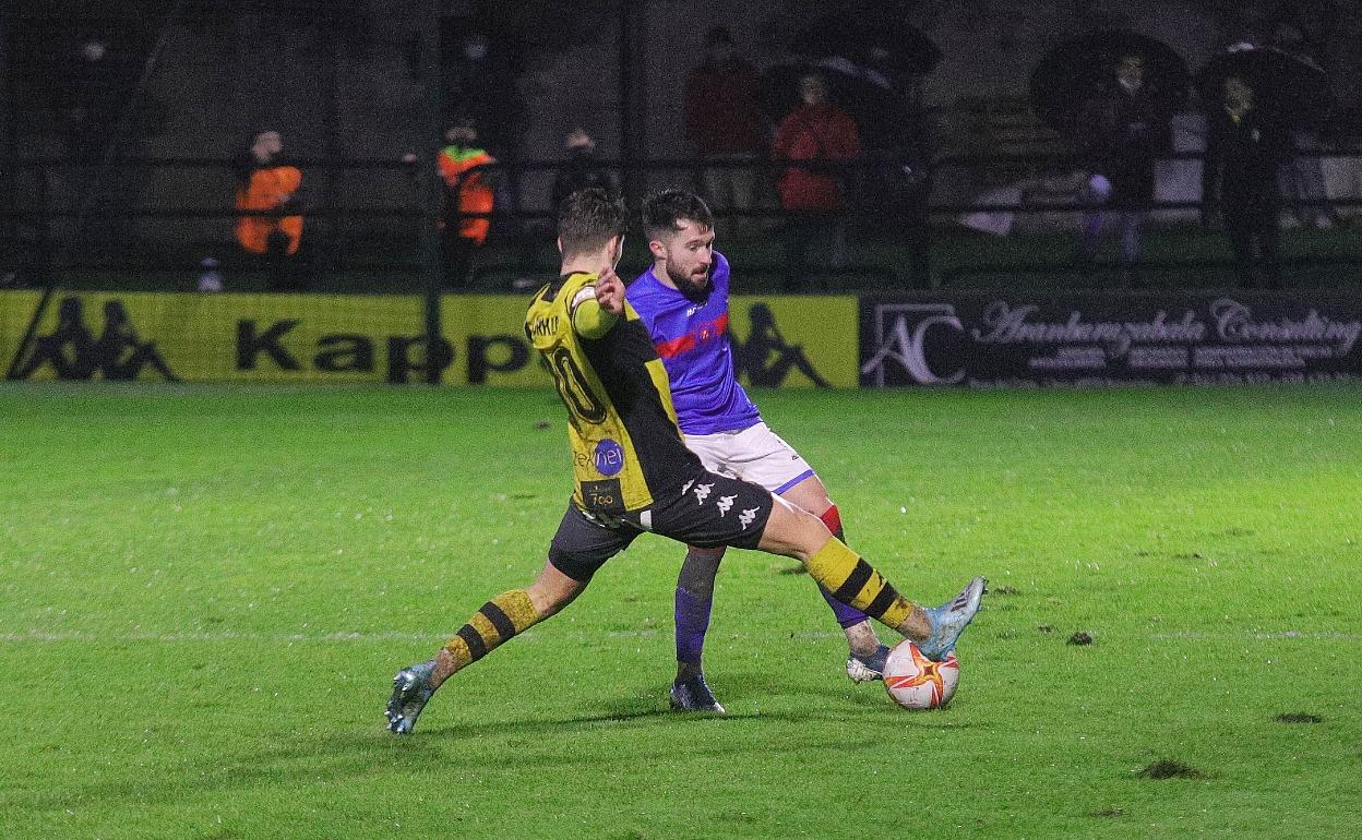 Urtzi Iriondo encara a Urkiza en el Portugalete-Barakaldo 