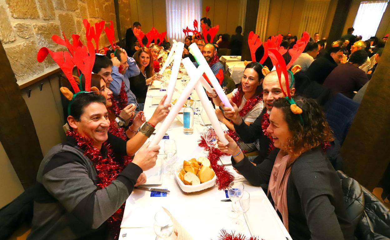 Las cenas numerosas de antes de la pandemia, como la de la foto, no se repetirán estas navidades. 