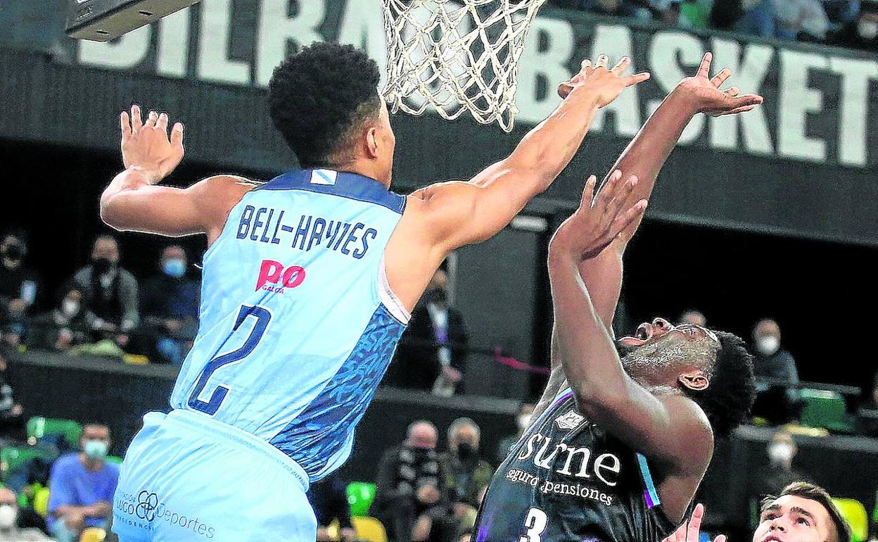 El escolta del Bilbao Basket Khyri Thomas entra a la canasta del Breogán obstaculizado por Bell-Haynes. 