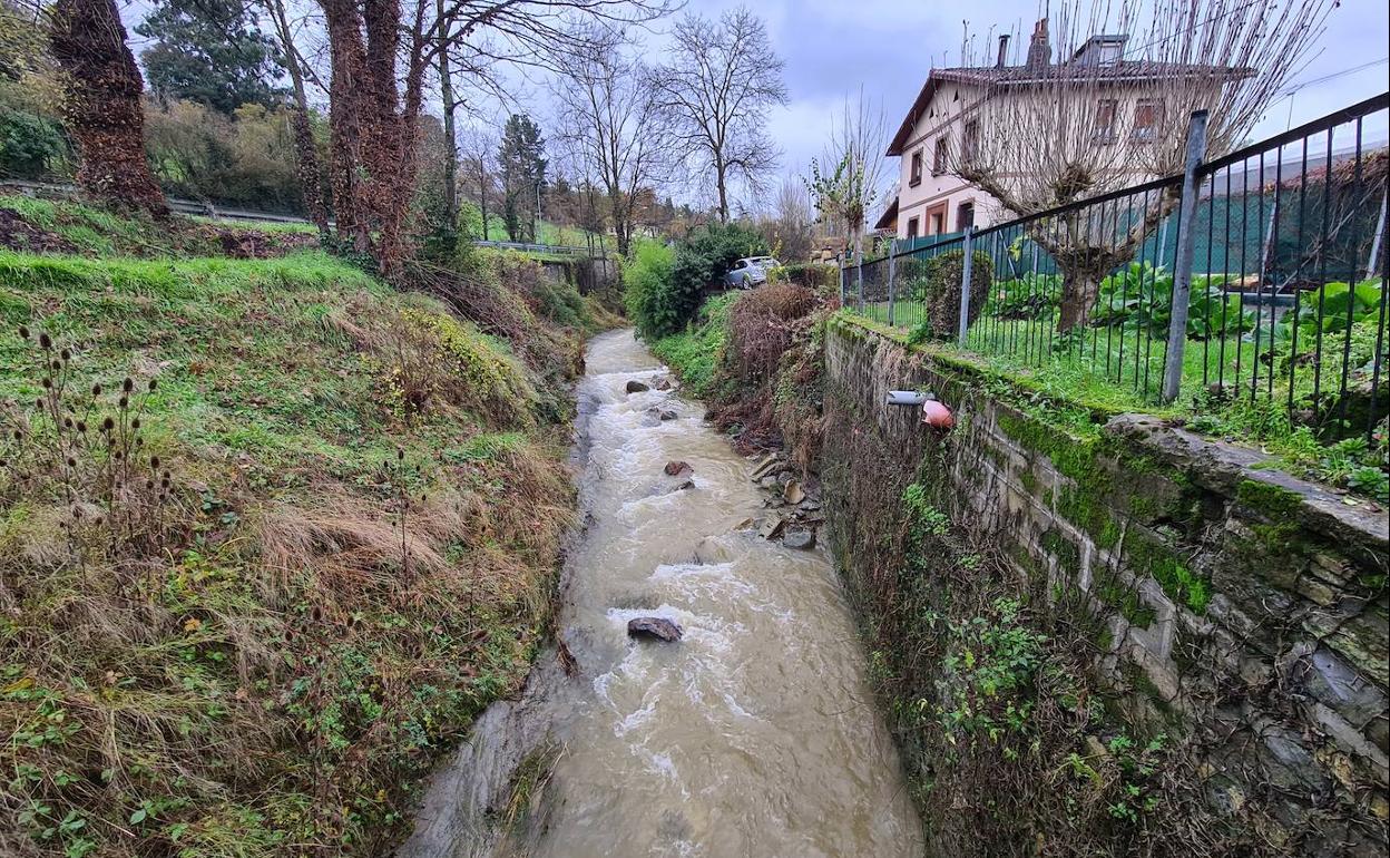 El arroyo Zankueta, a su paso por el barrio amurriano de Larrimbe. 