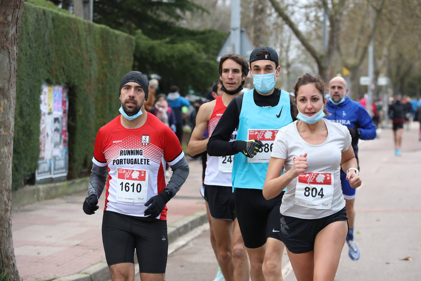 Fotos: Más de 2.500 atletas disputan la Media Maratón de Vitoria