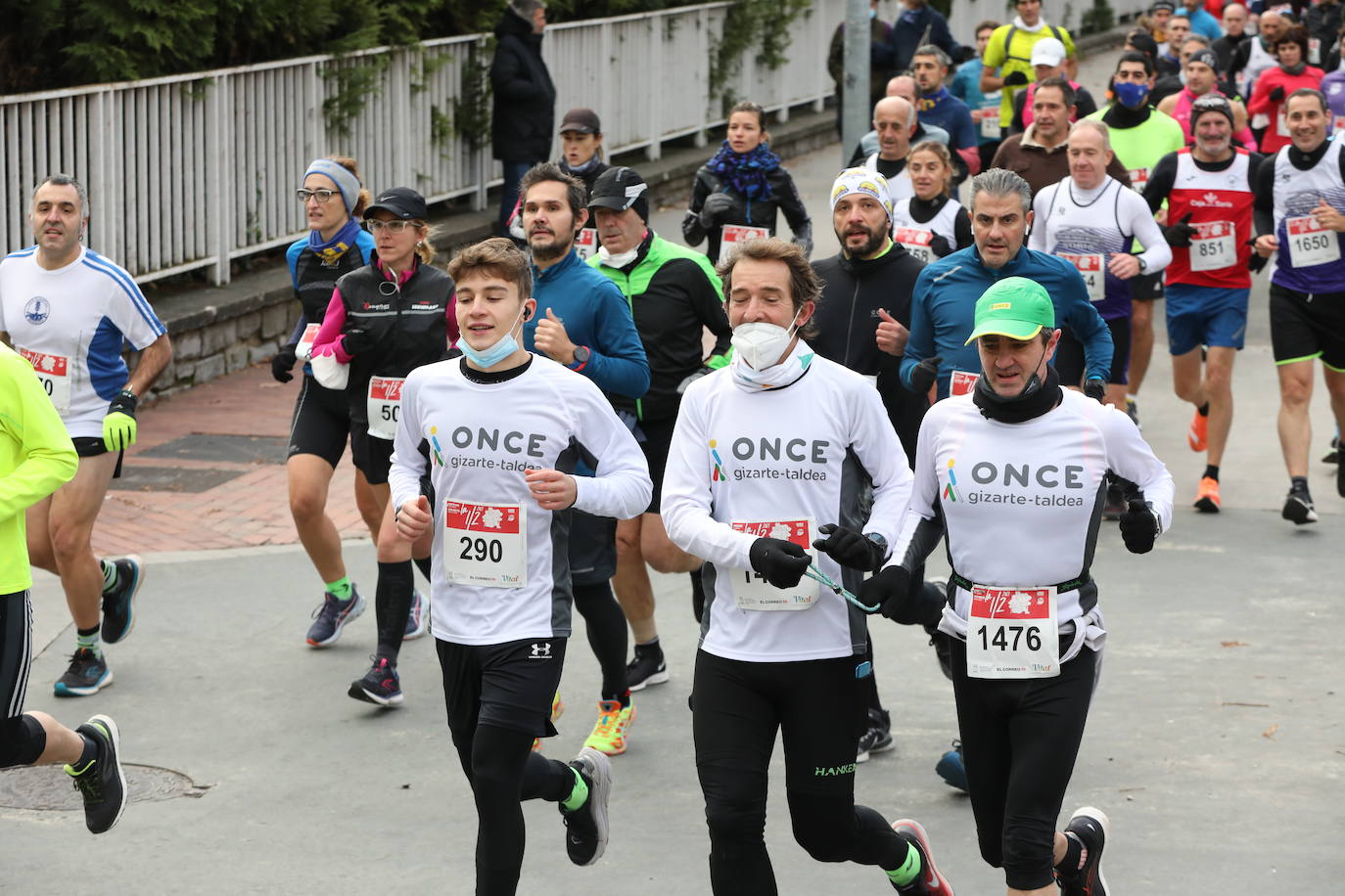 Fotos: Más de 2.500 atletas disputan la Media Maratón de Vitoria